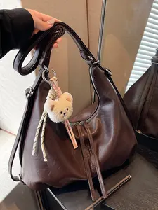Niche design  simple retro texture, one-shoulder tote bag, cute bear pendant one-shoulder handbag, fashionable  exquisite and versatile with multiple colors to choose from, suitable for daily commuting, shopping, etc., Pu Tote Satchel