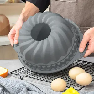 Silicone spiral cake mold, non-stick baking pan for chiffon cakes and bread, heat-resistant holiday dessert mold