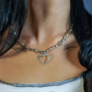 "Venus Heart Trap" barbwire necklace