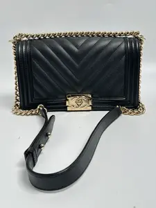 Pre-owned CHANEL leather Crossbody Bags Boy Bag Chevron Quilted Black Chain Shoulder Crossbody Bag ZS039CC