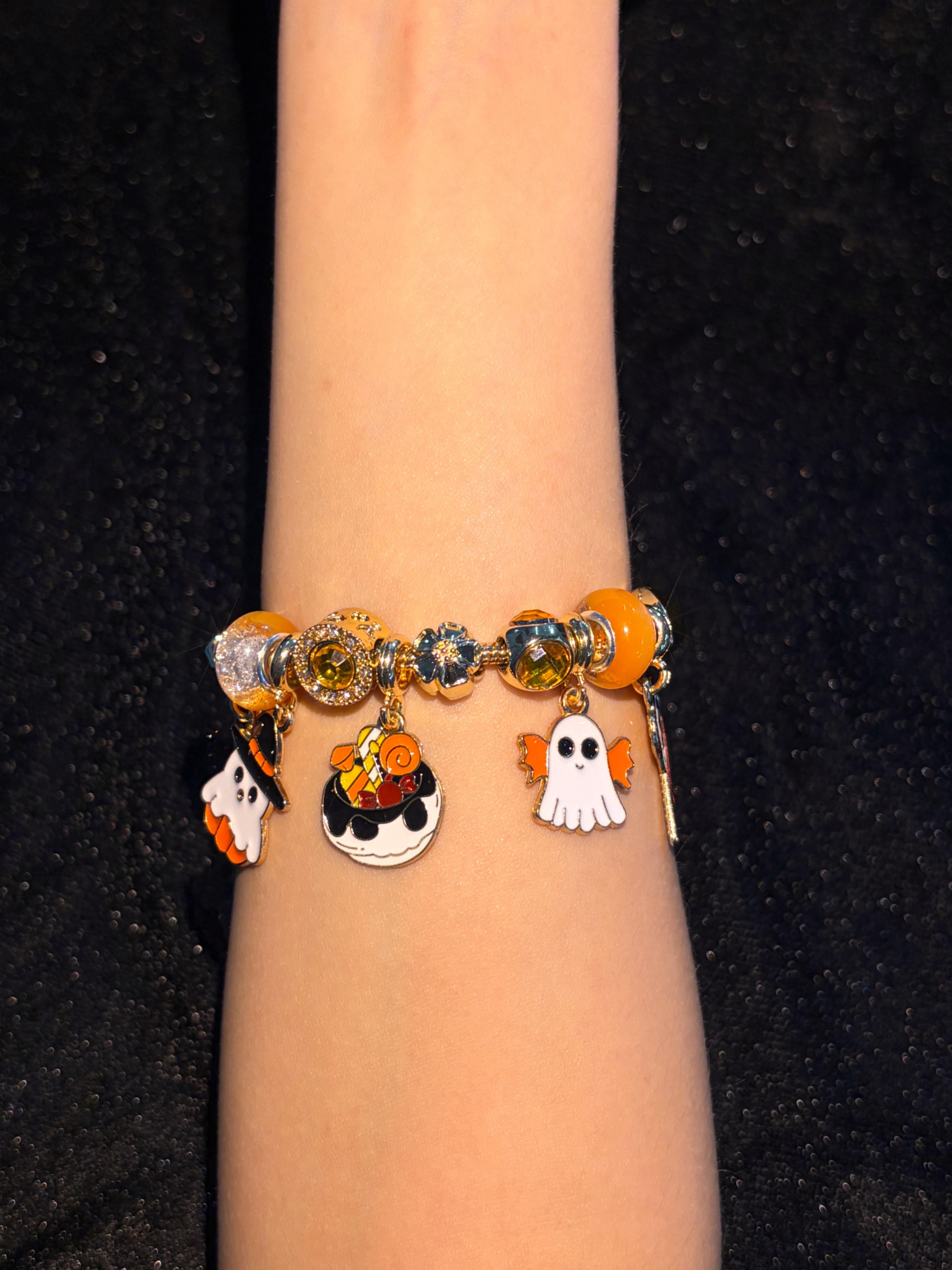 Gold Tone Halloween Theme Beaded Charm Bracelet、Ghost Witch Hat Pumpkin Candy Charms Bracelet、Cartoon Enamel Pendant Bracelet、Holiday Party Fashion Layered Jewelry for Women Girls