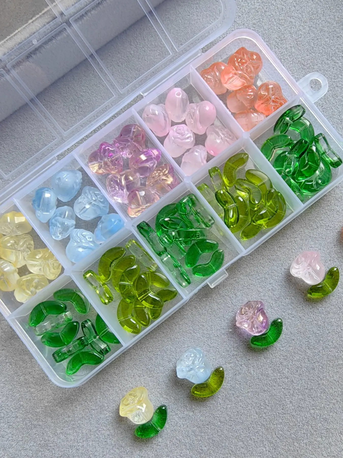 30pcs Glass Rose Beads DIY Decorative Beads for Earrings Necklace Bracelet Making, DIY Beading Accessories, Various Colors Rose & Leaf Beads Gift for Friends, Bead Assortment, DIY Jewelry Making, Beading Supplies
