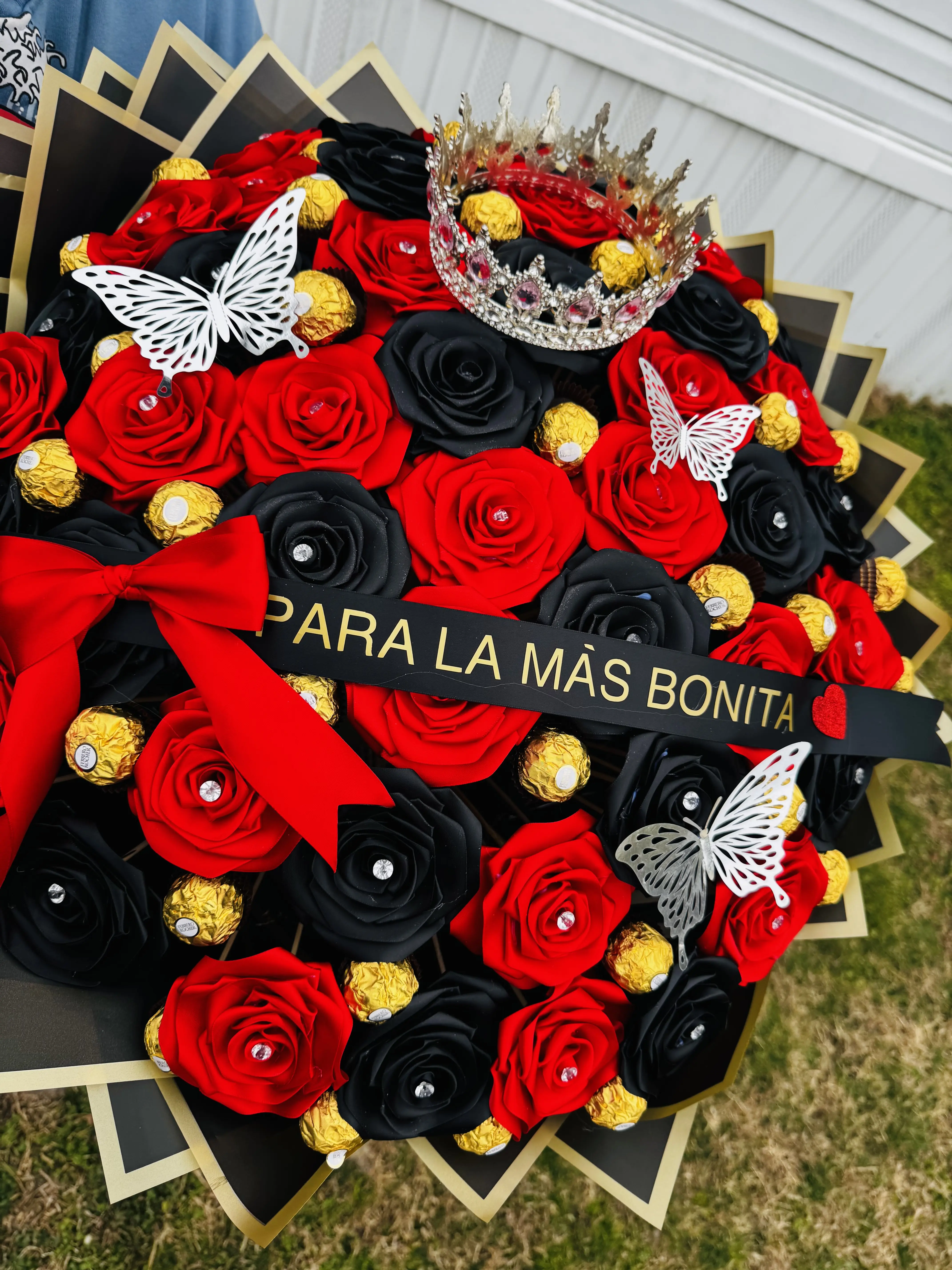 Areglo de 45 rosa eternas más listón personalizado