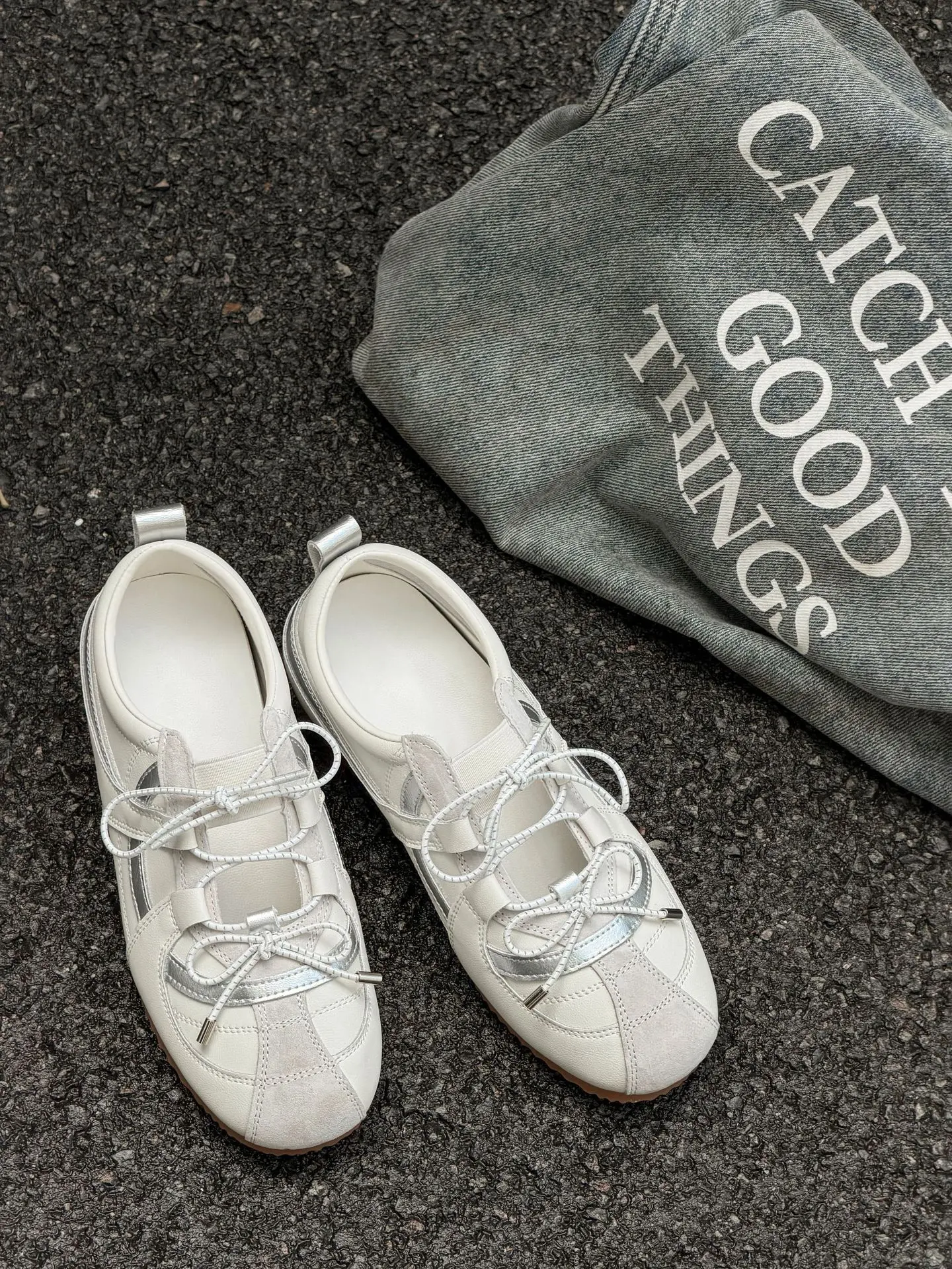 Women’s silver color-block retro ballet-inspired casual shoes, TikTok influencer best-selling styles, Y2K “baby aesthetic” design, thick cushioned insoles, soft yet flexible upper, ergonomic shoe shape, non-slip, flexible rubber outsole, lightweight and b