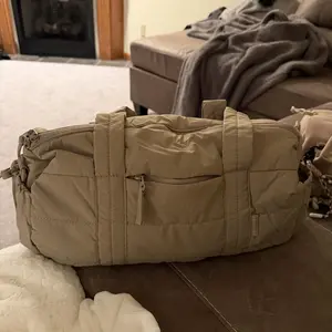 BAGSMART Reiki Gym Bags for Women: Mini (9.8×5.9×5.9in) / Medium (16.9×8.6×7.6in) | Yoga Mat Duffle Bag with Wet & Dry Pocket, Quilted Sports Bag for Weekend/Swimming SpringStatements