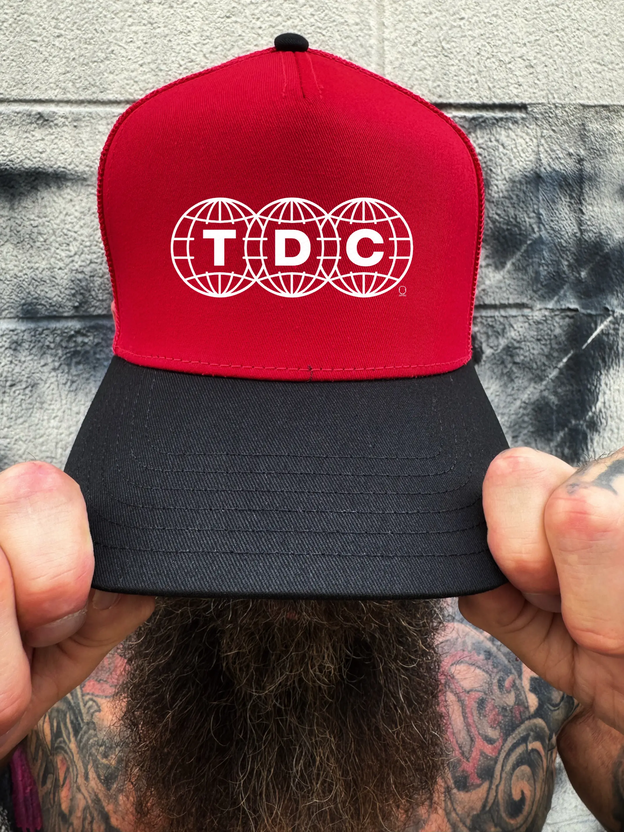 GLOBES RED BLACK CURVED TRUCKER HAT