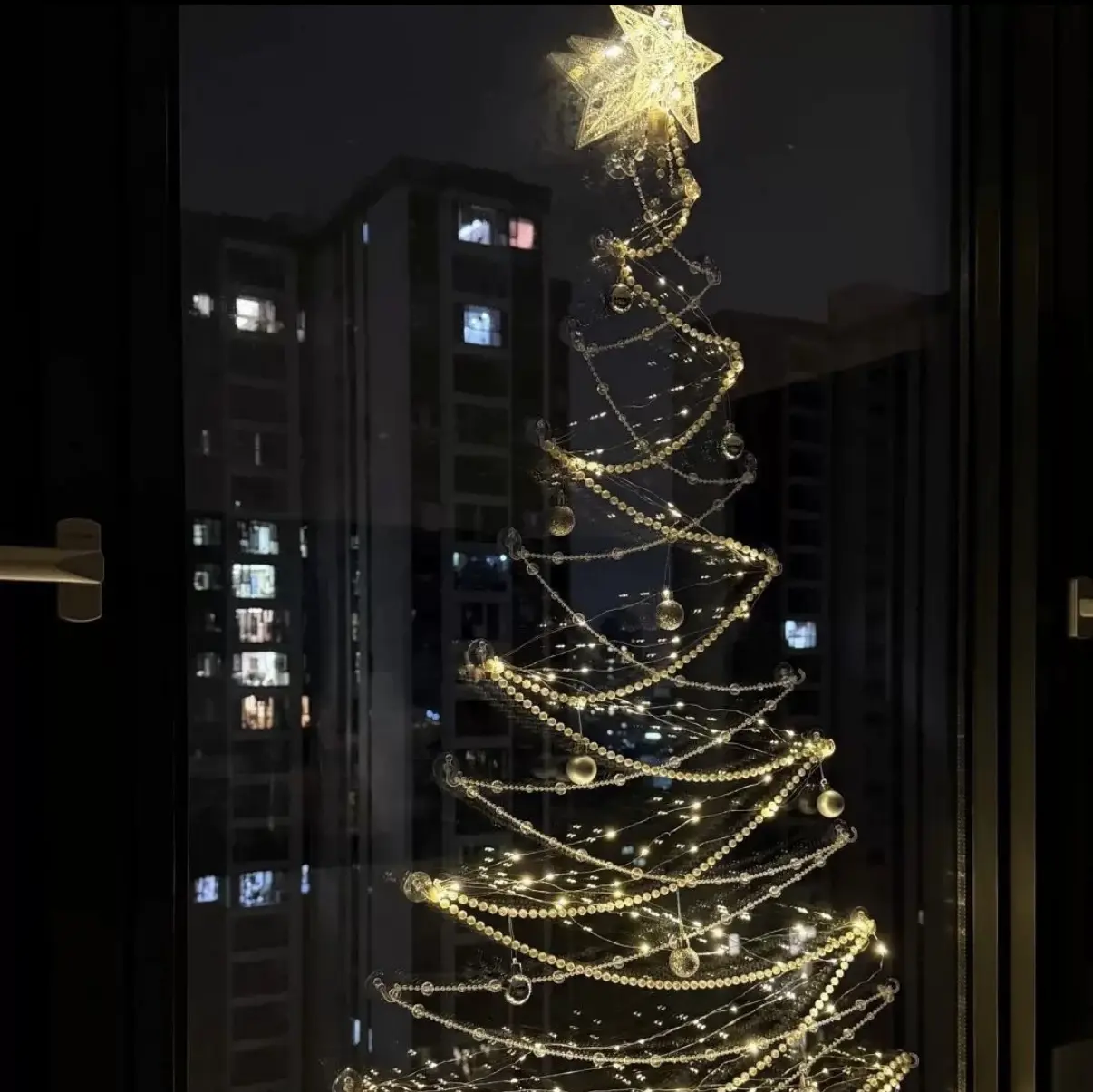 DIY simple and lightweight Christmas tree for living room floor-to-ceiling windows, window glass suction cup, no drilling needed, decoration prop, Christmas atmosphere for living room window scenes, easy to install, space-saving, easy to store