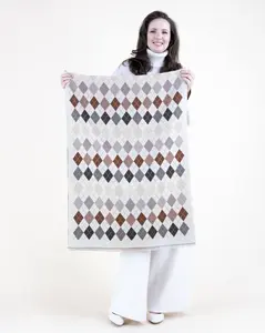 Elegant Women’s Diamond Gradient Scarf with Geometric Pattern and Fringe Detailing