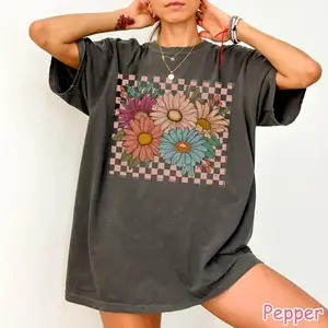 Comfort Colors Vintage Floral Shirt, Retro Checkered Wildflower T-shirt, Boho Floral Graphic Tee, Trendy Cottagecore Flower Top, Pre-shrunk Cotton Botanical Gift for Women, Aesthetic Summer Garden T-shirt
