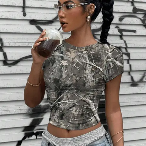 Women's Camo Print Round Neck Slim Fit Crop Tee, Casual Cropped Top, Y2k Streetwear Fashion Short Sleeve Crew Neck T-shirt for Summer, Fashion Womenswear Top for Casual Everyday Daily Wear