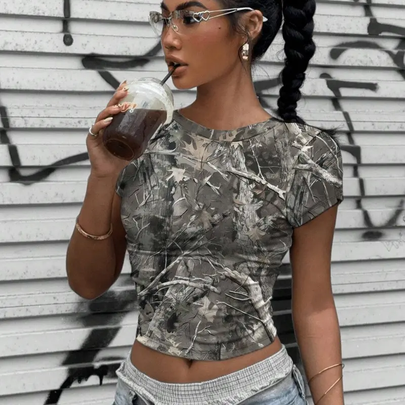 Women's Camo Print Round Neck Slim Fit Crop Tee, Casual Cropped Top, Y2k Streetwear Fashion Short Sleeve Crew Neck T-shirt for Summer, Fashion Womenswear Top for Casual Everyday Daily Wear