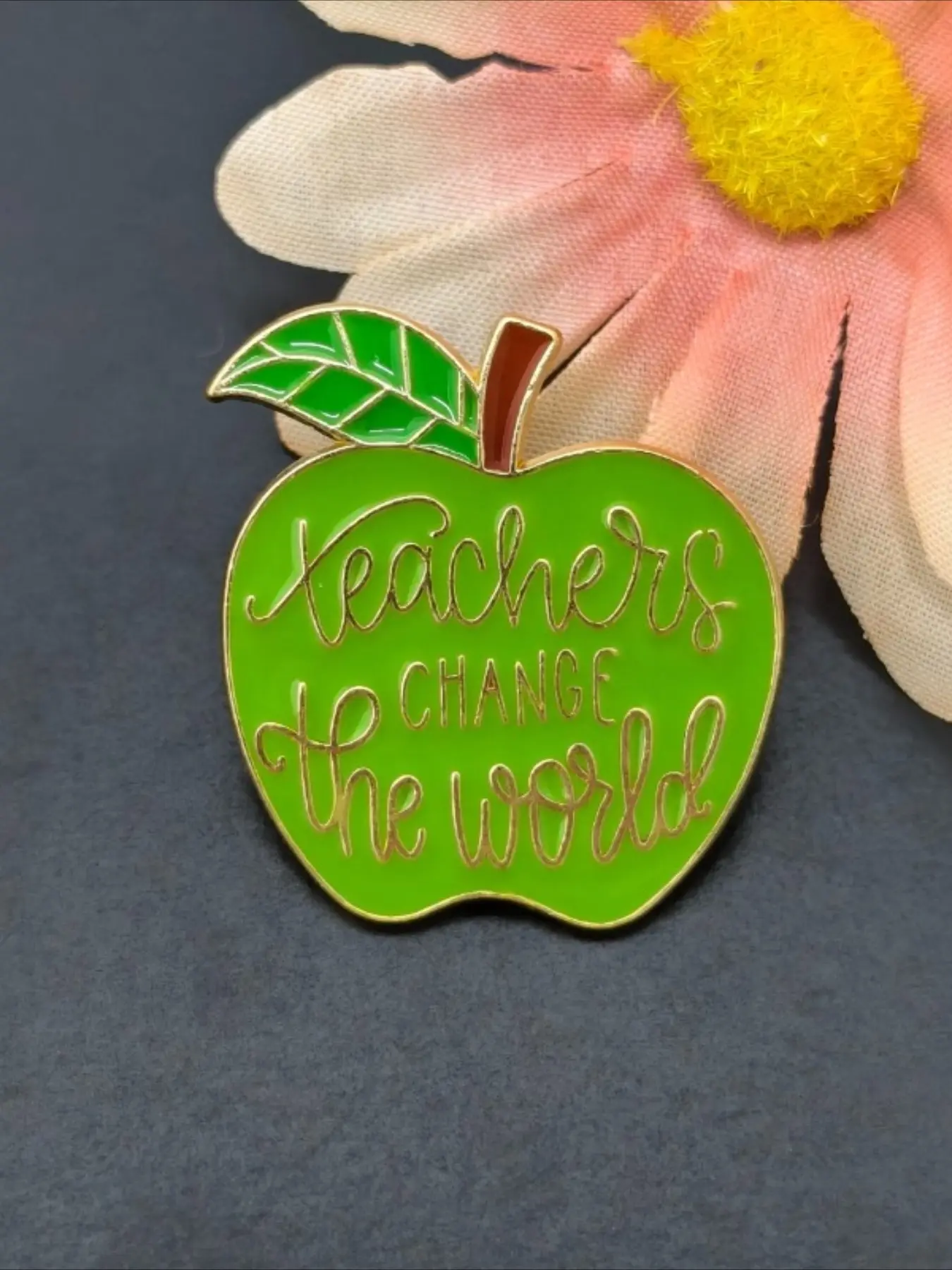 "Teachers Change the World" Apple Enamel Brooch Pin Funny Teacher Quote Brooch Green Apple Lapel Badge Teacher Appreciation Gift School & Backpack Accessory
