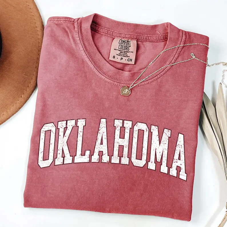 Comfort Colors Oklahoma Graphic T-Shirt, Crimson Garment Dyed State Tee, Distressed Letter Short Sleeve Shirt