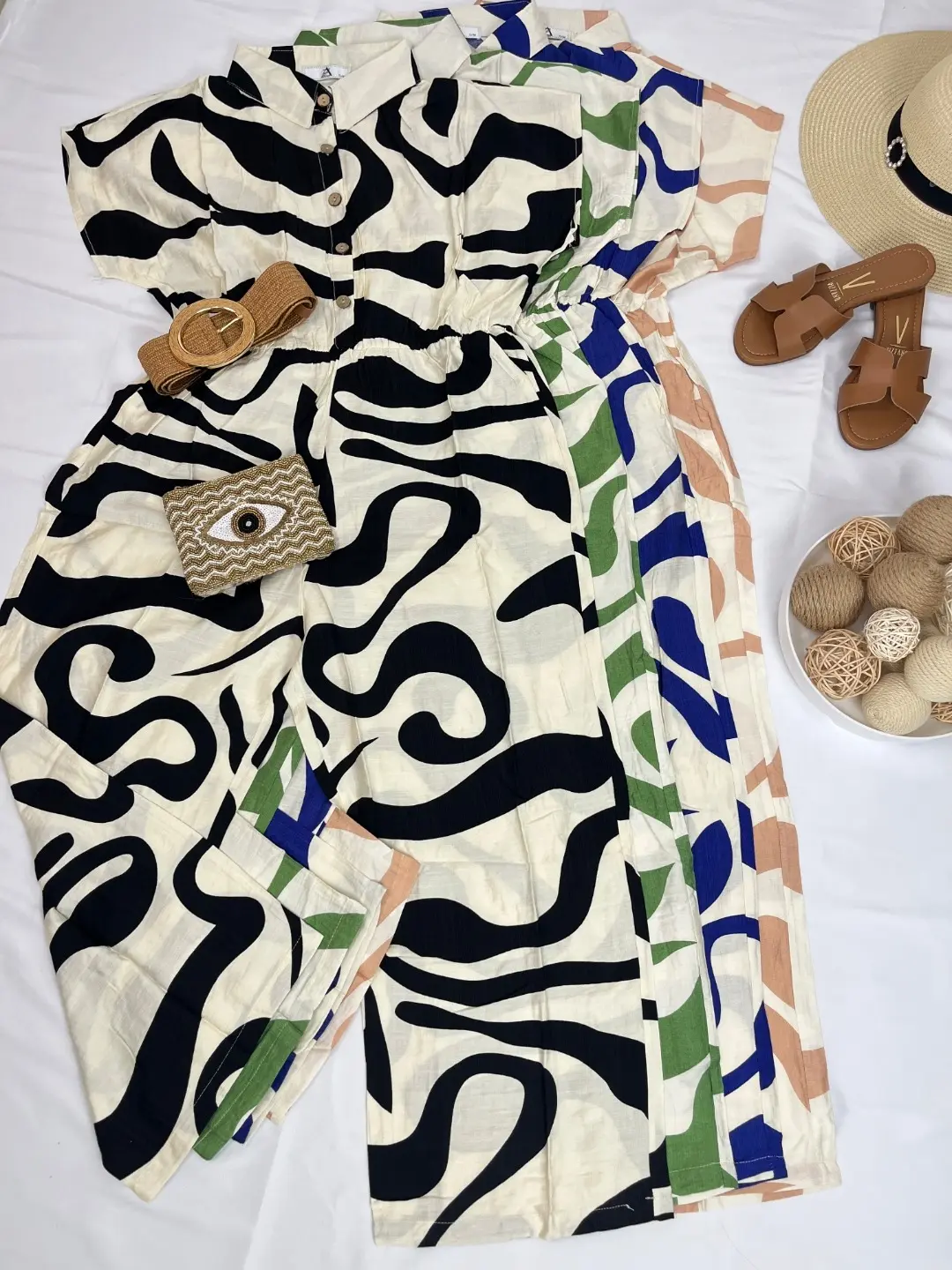 Elegant printed for women, short sleeve monkey and wide leg. Camadero style neck with buttons, fresh and modern design.