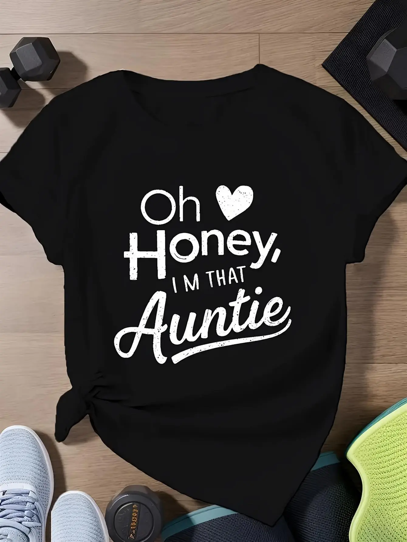 Black Graphic T-Shirt for Plus-Size Women Featuring The Phrase 'Oh Honey I'M That Auntie' in White Text with a Heart Design.This Soft And Breathable Short-Sleeve Crew Neck Top Is Perfect for Casual Wear in Spring And Summer, Machine Washable