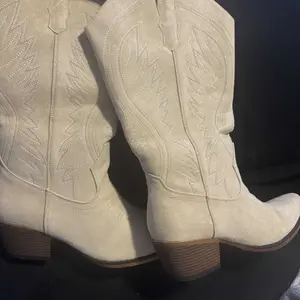 FIORALIE Cowboy Boots for Women Embroidered Pointy Toe Mid Calf Chunky Heel Western Cowgirl Boots Fashion Pull-on Comfort Botas