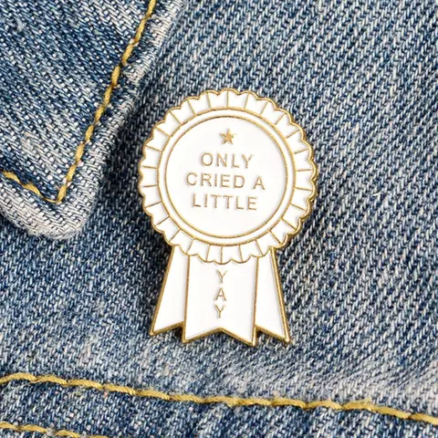 Y2k Letter "only Cried a Little" Design Geometric Lapel Brooch Pin for Girlfriend, Elegant 2024 New Fashion Alloy Badge Pins, Cute Kawaii Accessories for Daily Vacation Holiday Fall Festival Party Gift Fashion Accessory