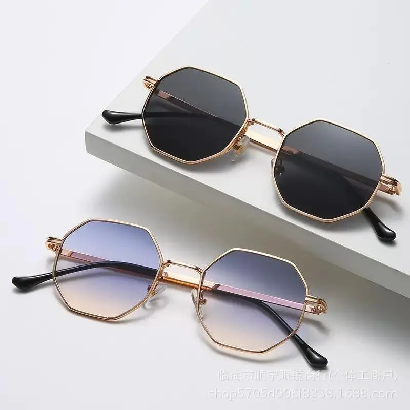 Retro Polygon Sunglasses for Women and Men, Lightweight Metal Frame with Polarised Lens and UV Protection for Driving, Stylish Glasses, Trendy Shades, Stylish Sunglasses, Men's Accessories, Geometric