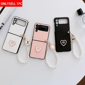 PU leather heart-shaped Protective phone case cover, equipped with a heart-shaped bracelet. The hard PC back panel protects the phone case. Suitable for Samsung Galaxy Z Flip 4, Z Flip 3