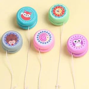 2pcs Randomly Cute Wooden Yo-yos. with Animal Pattern Designs, They Are An Interesting And Nostalgic Gift for Children, And Also A Classic Rotating Toy Suitable for Outdoor Play And Skill Development.