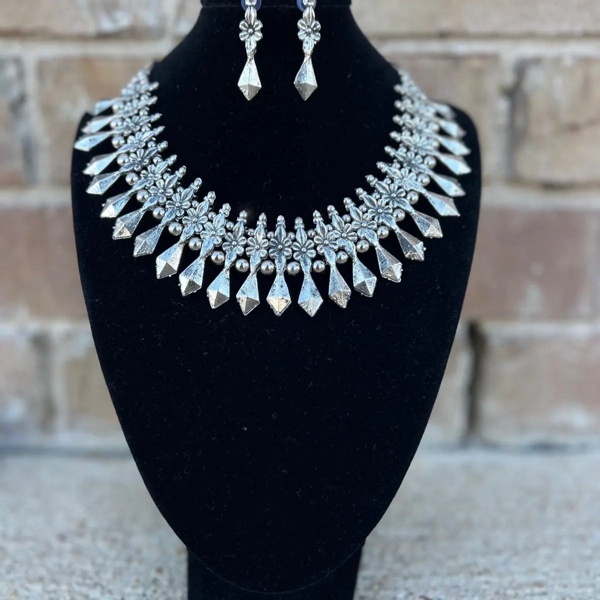 Light weight oxidized necklace set