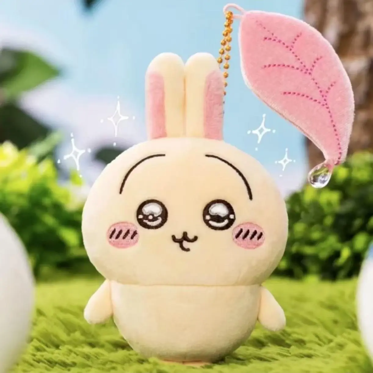 Cute Usagi Plush Keychain - Big Eyes Chiikawa Soft Durable Toy with Pink Leaf Charm, Approx. 10 cm Tall Collector's Edition, Birthday Gift for Girls & Chikawas Fans, Stress Relief Decoration, Hanging On Bags