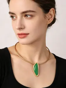 A simple matte gold open collar necklace, paired with an emerald pendant, with sharp lines and a high-end texture, suitable for daily commuting, light business or simple dressing.