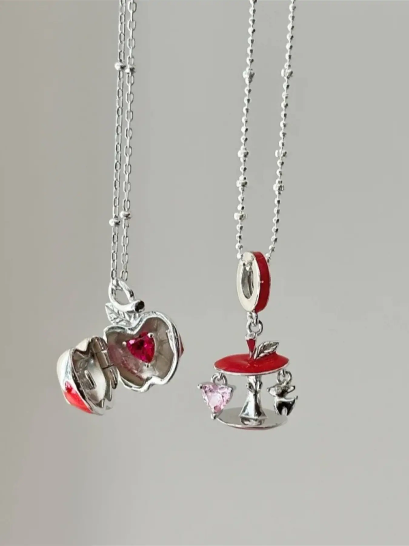 It's apple slices~ Red apple pendant necklace for women, a unique and sophisticated design with a touch of sweetness and coolness, Fashion Chic Accessories