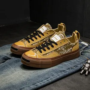 Retro khaki camouflage skate shoes with a platform sole, unisex design, brown rubber thick sole, low-top canvas material, hip-hop style—ideal for everyday commuting; suitable for men, women, and teenagers.
