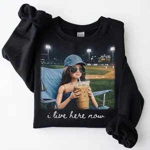 [MADE IN US] I Live Here Now Doll Sweatshirt - Funny Baseball Mom Graphic - Travel Ball Crewneck