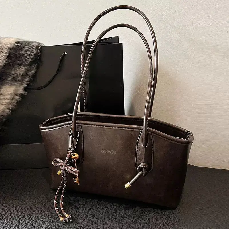 Vintage brown one-shoulder tote bag — high-quality everyday women’s commuter bag made from PU with a distressed oil wax finish; one-shoulder underarm bag with two long straps, featuring rope knot details and vintage metal key charm; fashionable new women’