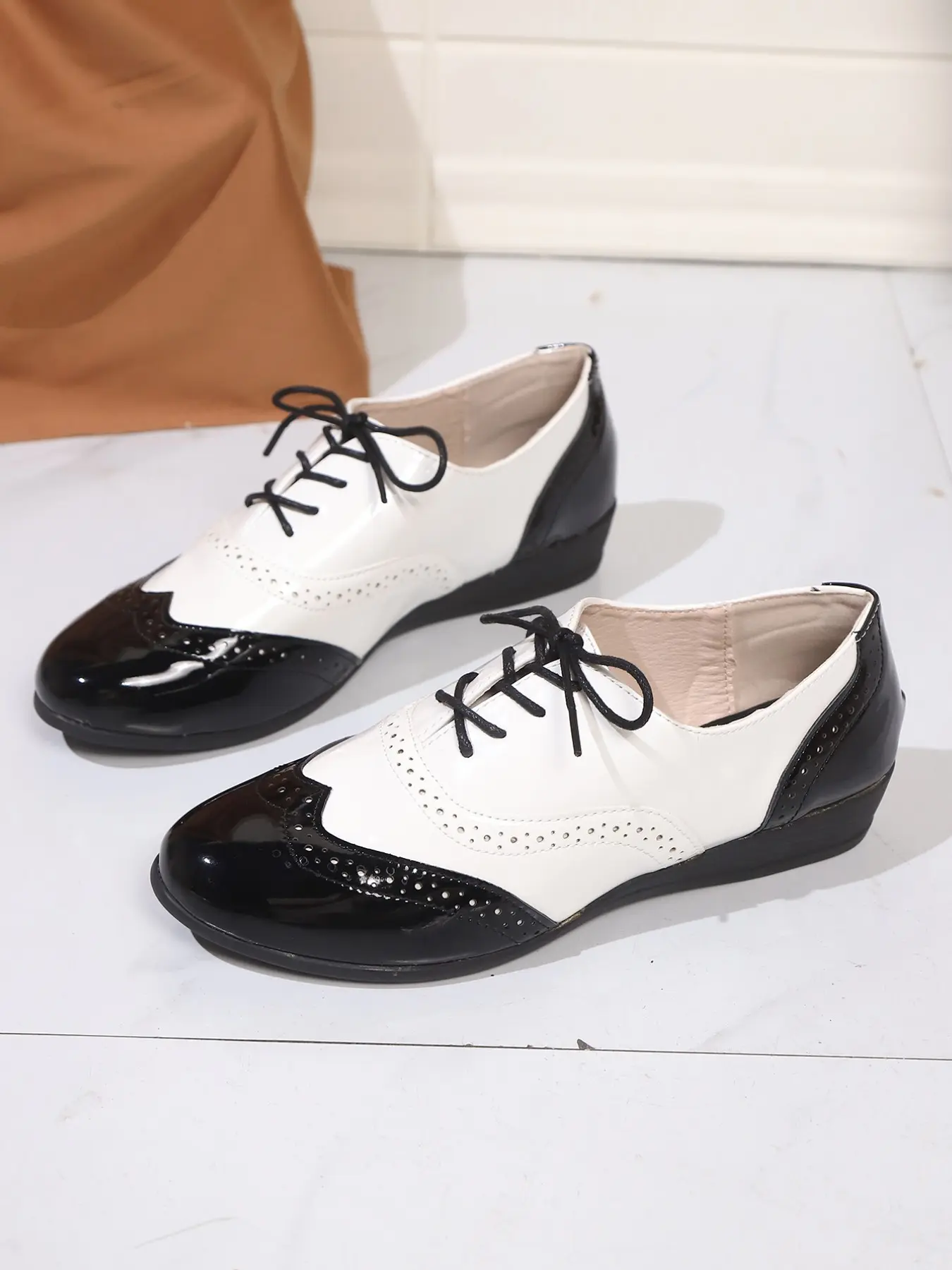 Women's Retro Formal Oxford Shoes, Dress Oxfords Shoes, Low Heel Design, Tie Front Closure, Comfortable and Durable, All Seasons, Round Toe, Patchwork Pattern, Closed Oxford Shoes