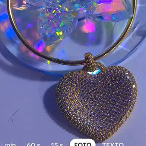 pulso con colgante de corazón laminado uso diario