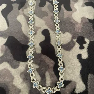 Luminous Clover Chain - Elegant Floral Design with Blue Accents, Perfect for Any Occasion