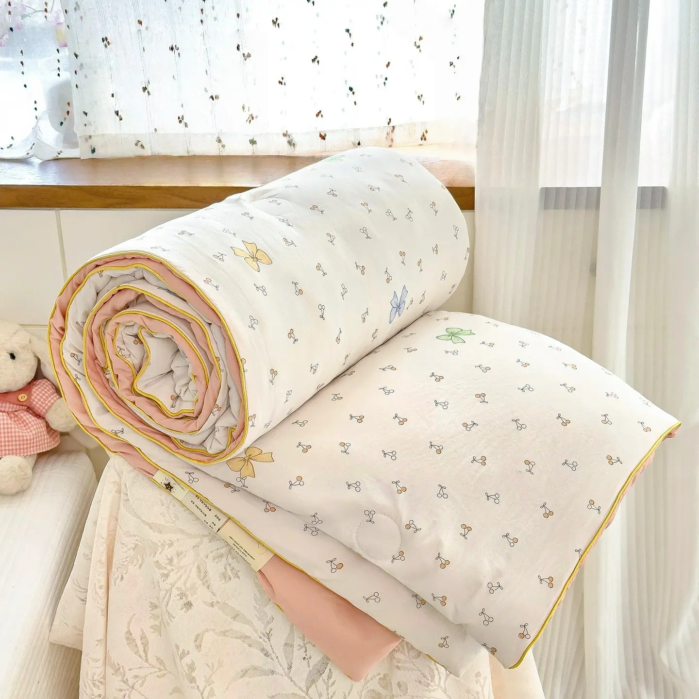Summer Lightweight Quilt with Cherry Blossom and Bow Print, Floral Print Quilt, Printed Quilts, ultra-soft, skin-friendly air-conditioning quilt and cooling blanket, perfect for summer bedrooms, offices, living rooms