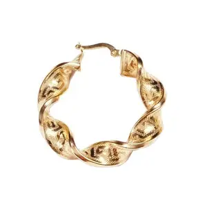 Argollas Torcidas Pequeñas de Oro 10K: Elegancia con un Toque Único