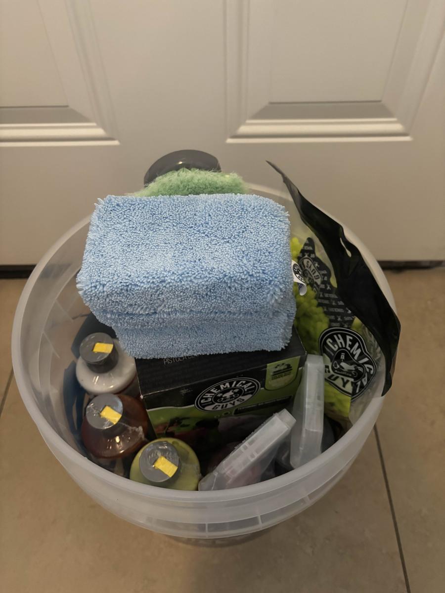 Item: Exclusive 15pcs Arsenal Car Wash Kit