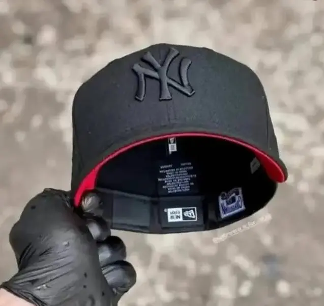 Black New Era 9FORTY Los Angeles Dodgers New York Yankees Stone Two Tone Brim Baseball Hat, Red Embroidered LA Logo & Red Undervisor, MLB Streetwear Cap, Collector’s Limited Edition 2026 Urban Streetwear Gorra premium, moda urbana para hombres y mujeres