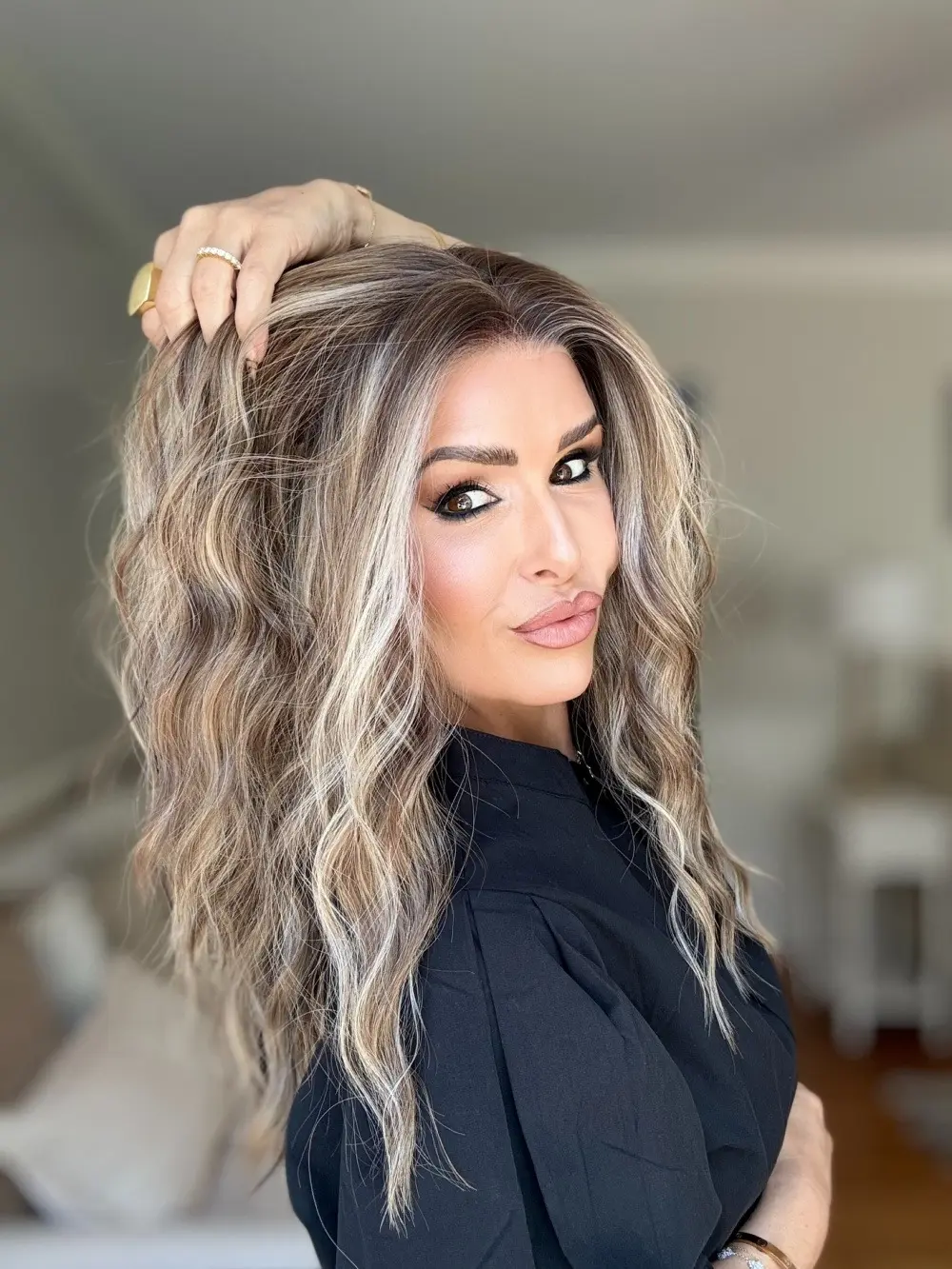 AISOM Mila Beige Dark Blonde Melt Color Water Wave 16 Inches 13x4 Free Part Glueless Lace Front Wig for Women with Scandinavian Hairline Low Density Natural Looking Synthetic Lace Wig