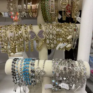Set of 5 mixed gold-plated and water-resistant bracelets, ideal for sizes 7 and 8.
