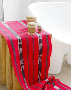 Red Binanniya ya Tinaggui Table Runner
