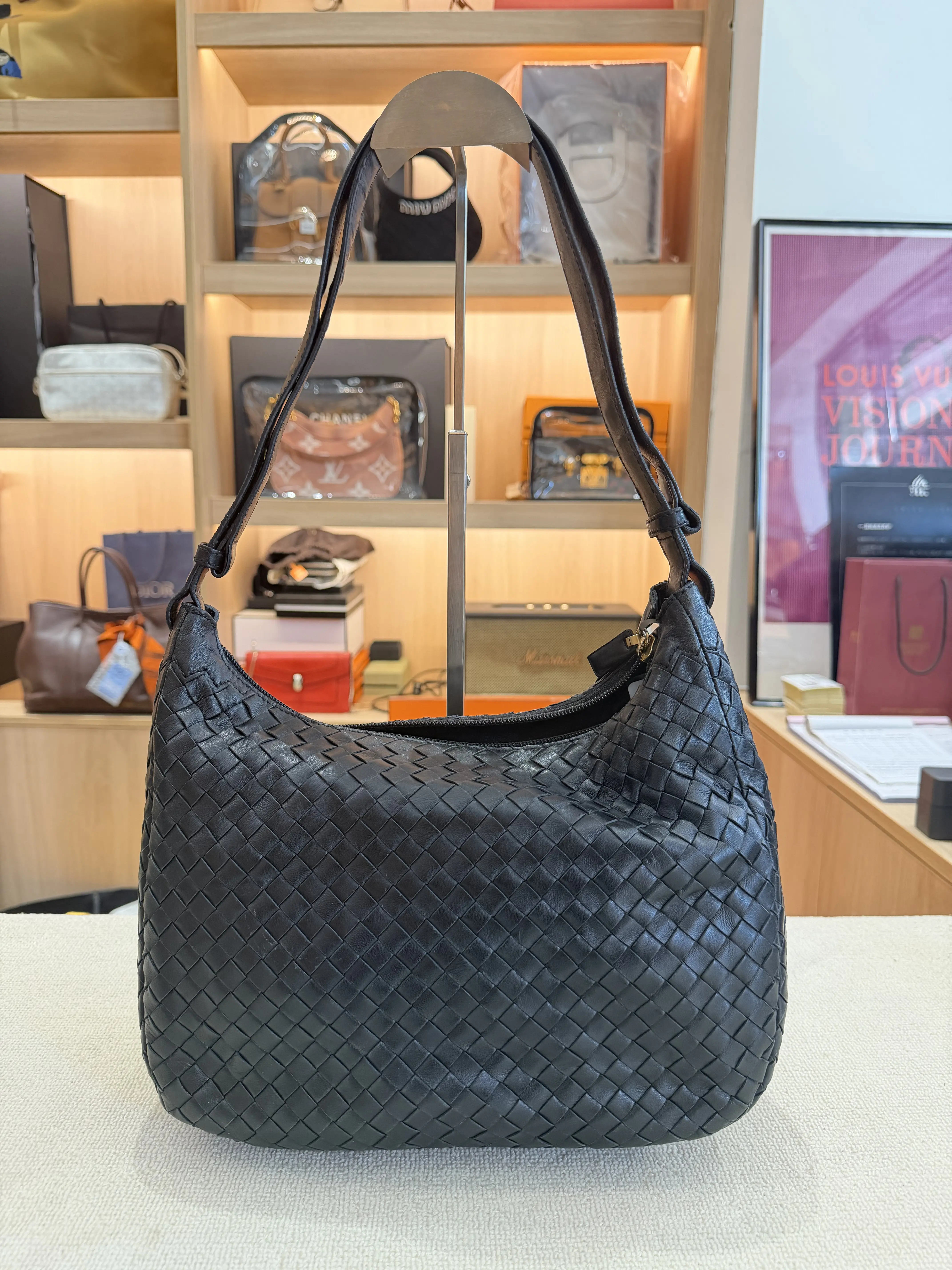 Pre-owned Bottega Veneta Intrecciato Leather Black Hobo, Classic Design for Casual & Business Casual Outfits, Easy Access Feature, Spacious