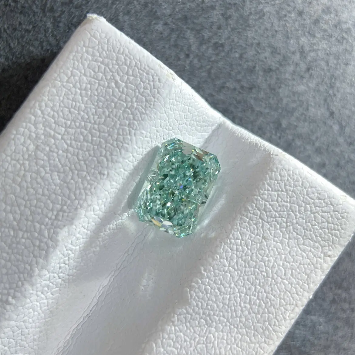 Lab-Created Mint Green Radiant Cut Moissanite Loose Stone, VVS1 Fancy Color Gem with GRA Certificate for Custom Rings & Jewelry Making