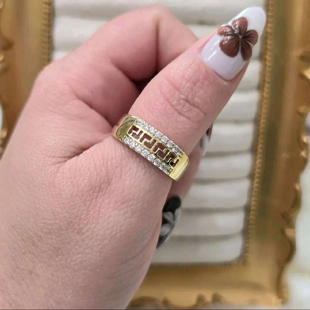 Alianza con pequeño detalle calado ff y zc en su borde....Laminado 14k