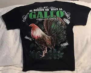 El Dinero No Hage al Gallo T-Shirt – Full Color Graphic Gallo Tee, Spanish Quote Shirt, Casual Streetwear Unisex Top, Vintage Mexican Streetwear Unisex Shirt