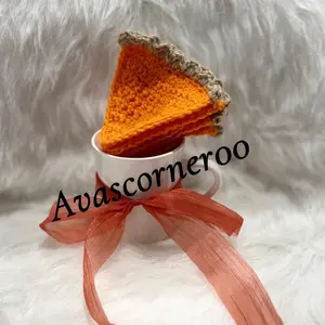 Avascorneroo Crochet Pumpkin Pie Coaster - Plain Design for Autumn Settings - Protects Furniture from Spills & Stains - 6 Slices for Home Decor