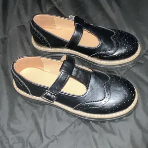 Women's Thick-Soled Block Mary Jane Shoes, Vintage Elegant British Style, 4cm Hidden Height Increase, Breathable Carved Flower Pattern Adjustable Magic Tape strap Shoes