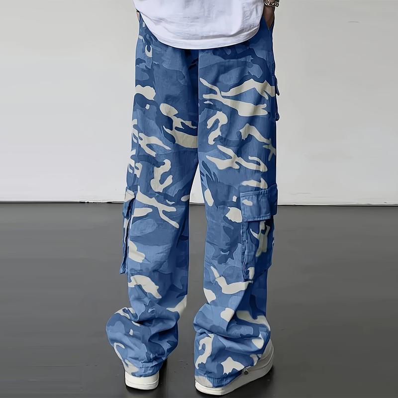 Camouflage men's work pants, regular fit, featuring reinforced stitching and functional cargo pockets, suitable for outdoor adventures and street fashion.