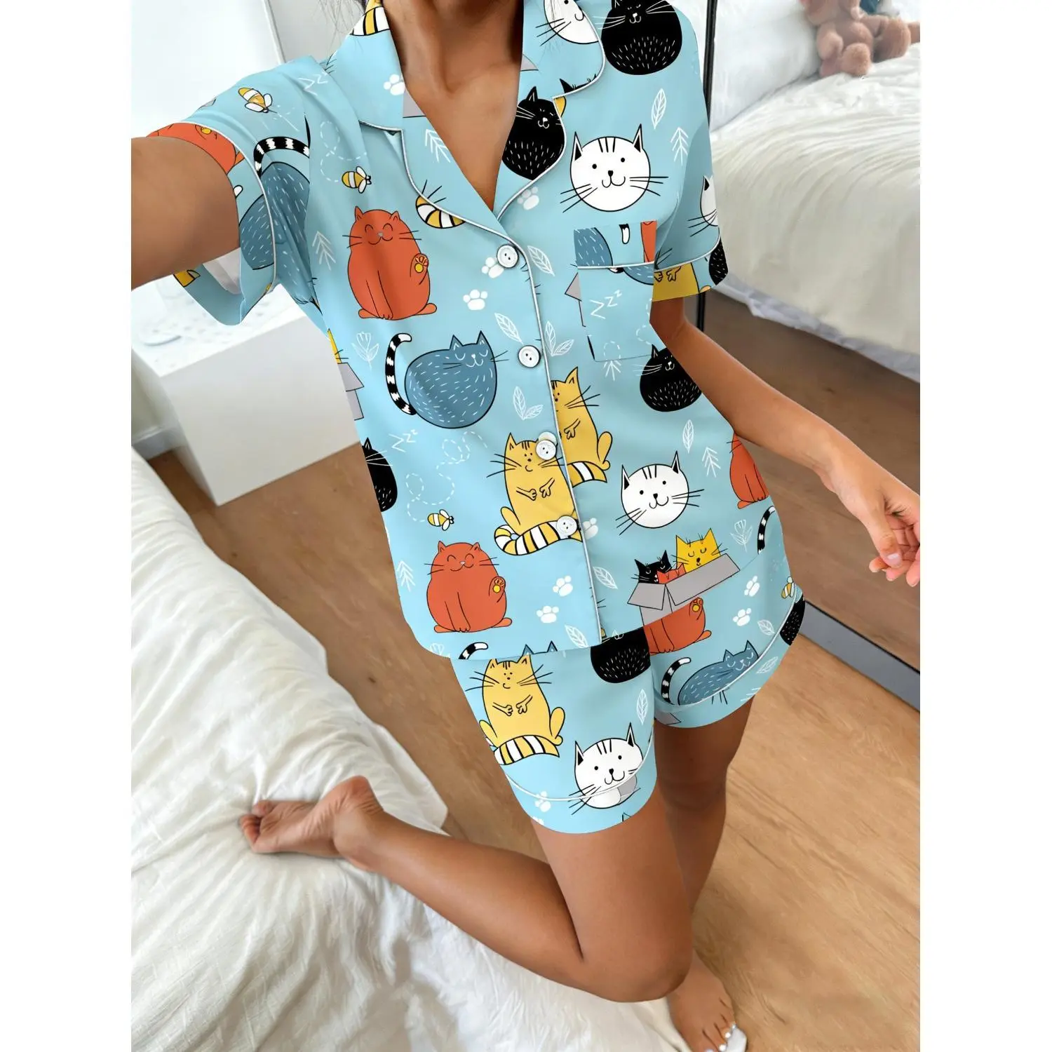 Women's Spring Summer 2-Piece Loungewear Set, Cardigan Collar with Short Sleeves and Shorts, Adorable Paw and Sleeping Cat Print, Chic and Relaxed for Home & Outdoor Use