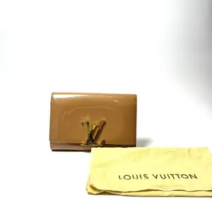 Pre-owned Louis Vuitton LV Nude Patent Leather Flap Crossbody Wallet | Gold Logo | Base 20 | N22933407
